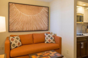 Tropical 1BD vacation condo in beautiful resort setting with pool amenities to enjoy